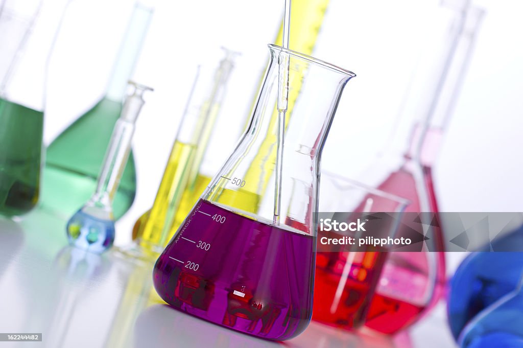 Vetreria da laboratorio con liquido - Foto stock royalty-free di Attrezzatura