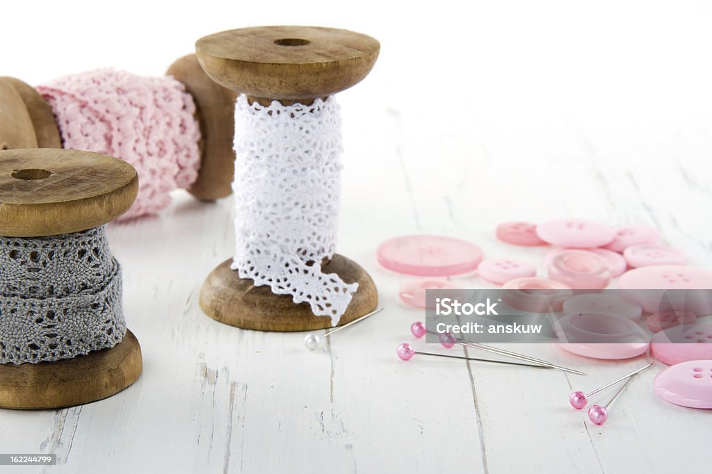 Outils de couture avec de la dentelle et des boutons - Photo de Blanc libre de droits