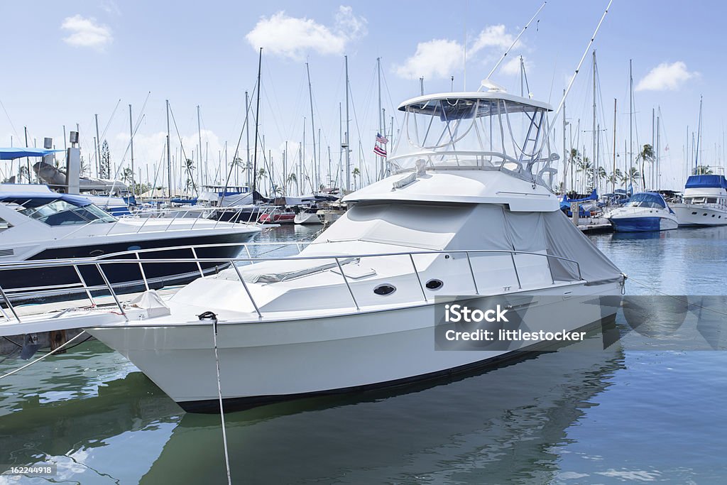 Marina con yacht e barche bianco - Foto stock royalty-free di Crociera