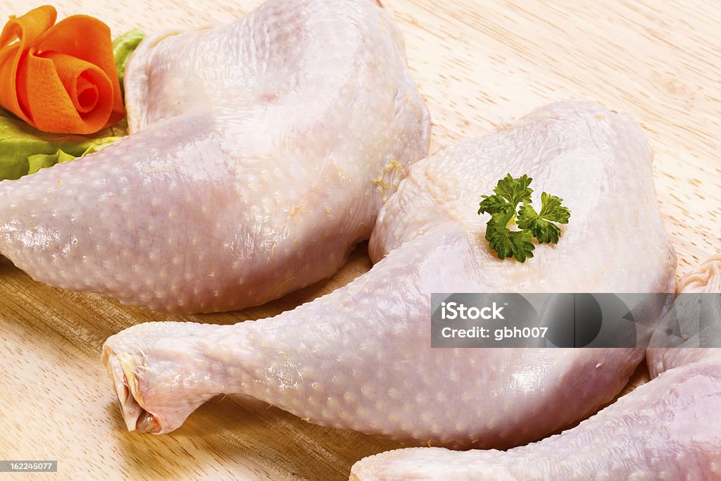 Cosce di pollo crudo sul Tagliere - Foto stock royalty-free di Carne