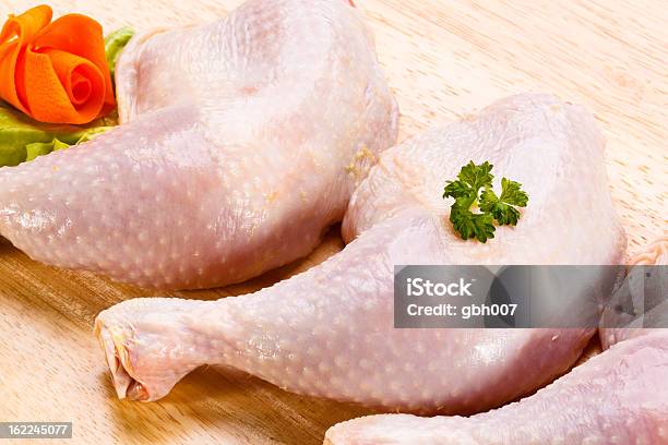Cosce Di Pollo Crudo Sul Tagliere - Fotografie stock e altre immagini di Carne - Carne, Carne di pollo, Carota