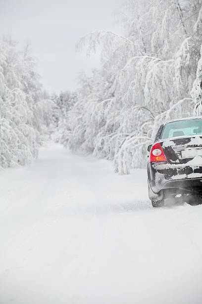 strada di inverno nero con auto in piedi sul ciglio della strada - rear view winter blizzard nordic countries foto e immagini stock