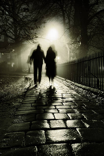 Noche De Niebla Foto de stock y más banco de imágenes de Parejas - Parejas, Embrujado, Fantasma - iStock Noche De Niebla Foto de stock y más banco de imágenes de Parejas - Parejas, Embrujado, Fantasma - iStock