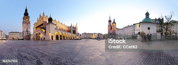 Praça Principal De Cracóvia - Fotografias de stock e mais imagens de Cracóvia - Cracóvia, Antigo, Ao Ar Livre