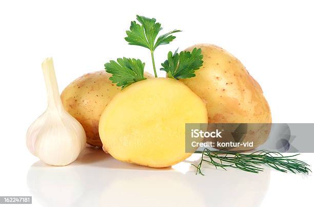 Foto de Cru Fresco Batatas e mais fotos de stock de Alho - Alho, Amarelo, Batata - Tubérculo