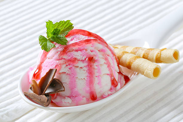 산딸기 야쿠르트 아이스크림 - raspberry ice cream close up fruit mint 뉴스 사진 이미지