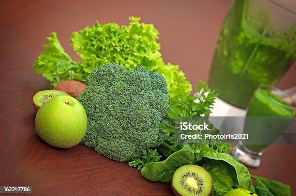 Foto de Smoothie Verde Frutas E Legumes e mais fotos de stock de Alface - Alface, Alimentação Saudável, Amontoamento