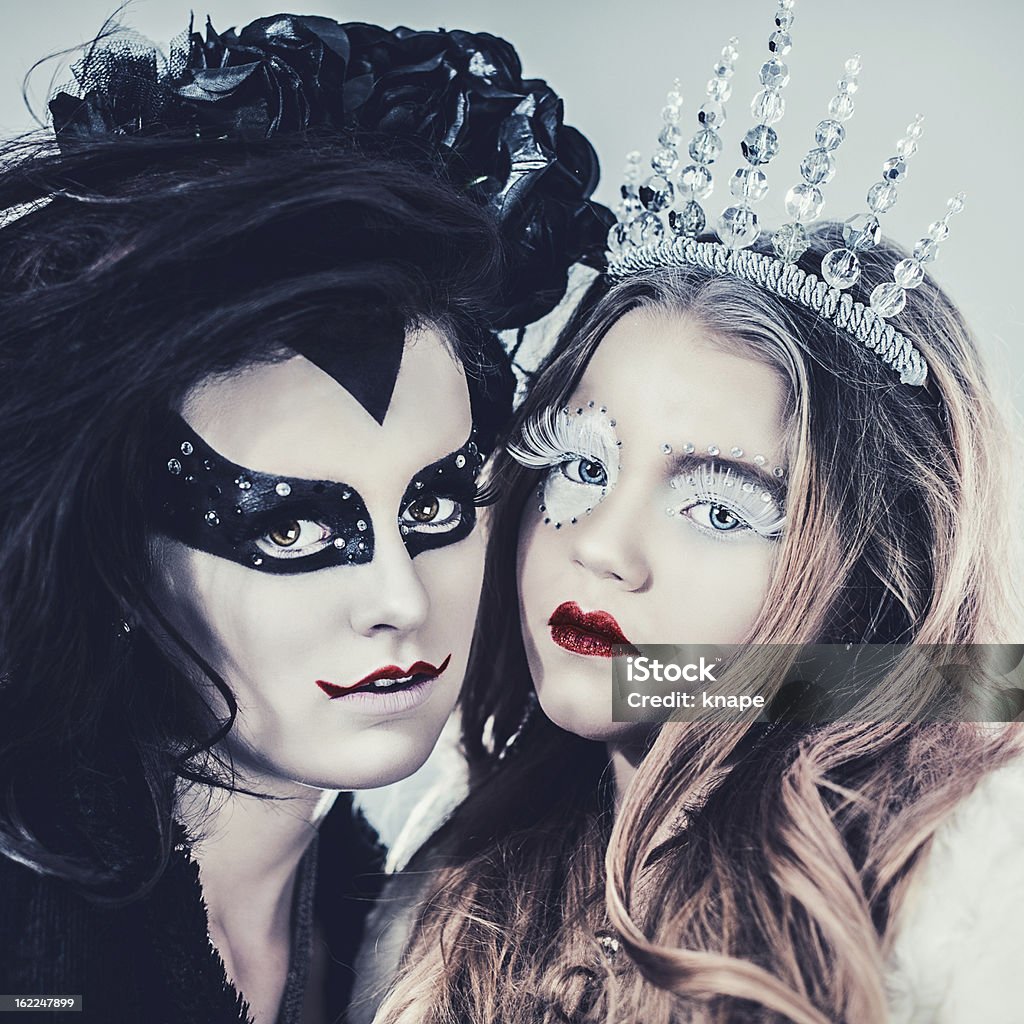 Maschera ragazze tempo elegante come il bene e il male - Foto stock royalty-free di Mascherina di protezione