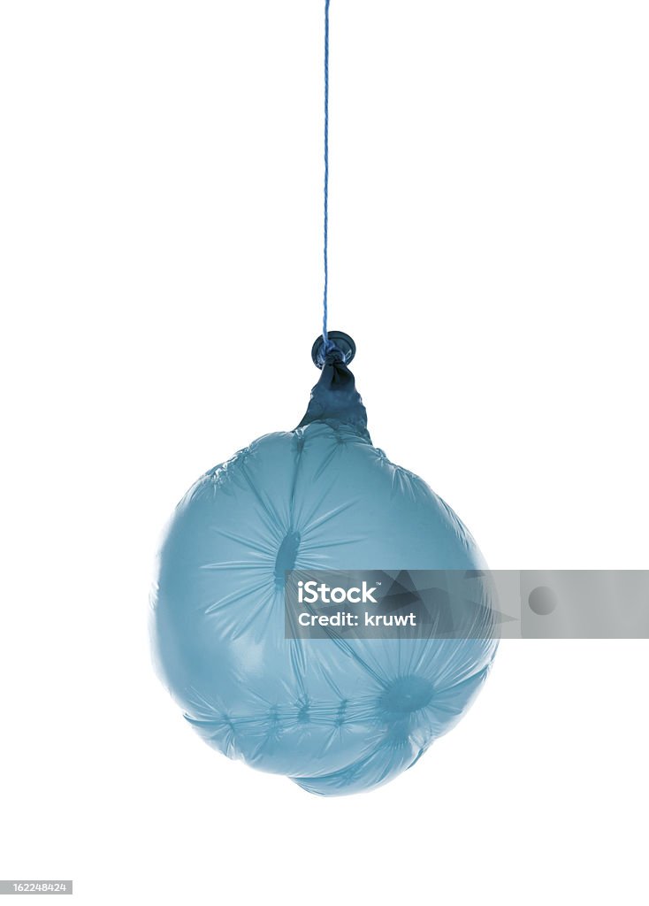 Blu palloncino sgonfio su una corda, isolato su bianco - Foto stock royalty-free di Palloncino