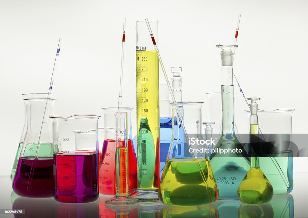 Material de vidrio de laboratorio con líquido - Foto de stock de Amarillo - Color libre de derechos