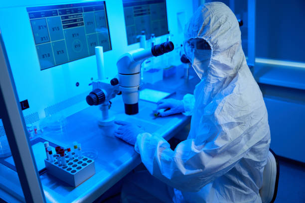 istock Embryologist in a sterile room performs an ICSI procedure 1622523175