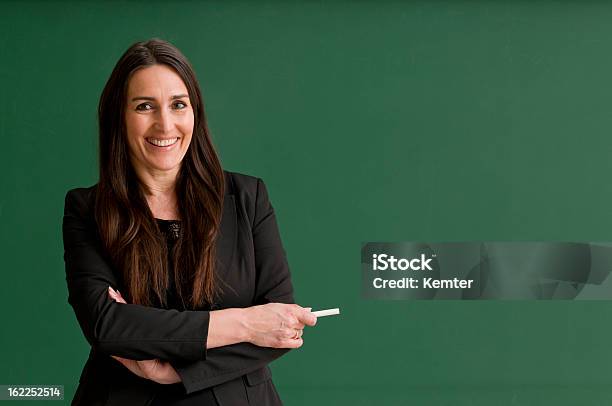 Sorridente Professor Com Quadro Negro - Fotografias de stock e mais imagens de Cabelo castanho - Cabelo castanho, Mulher de Negócios, Cabelo Comprido