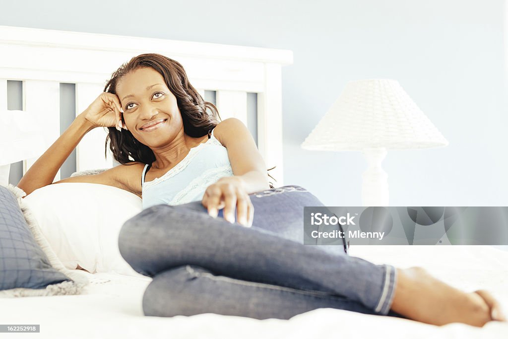 Счастливая женщина расслабляющий на кровати, позитивное мышление - Стоковые фото Африканская этническая группа роялти-фри