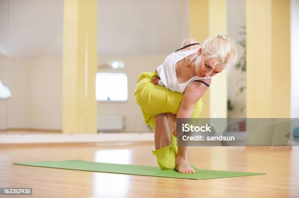 Młoda Kobieta Ściskają Vatajanasana - zdjęcia stockowe i więcej obrazów 20-29 lat - 20-29 lat, 25-29 lat, Blond włosy