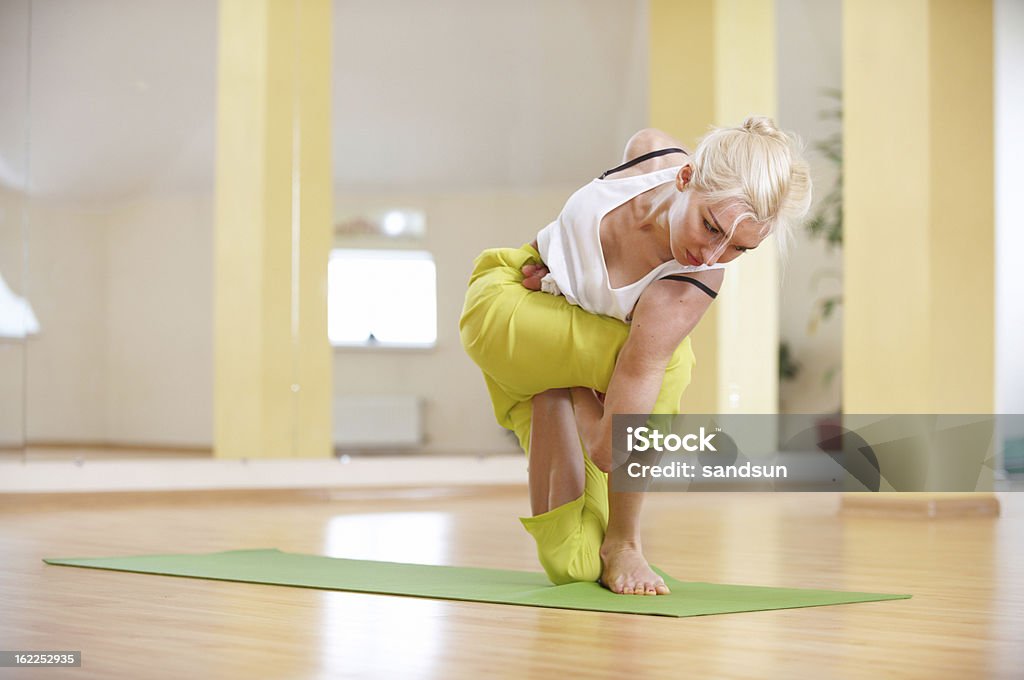 Jovem mulher dando vatajanasana - Royalty-free 20-29 Anos Foto de stock