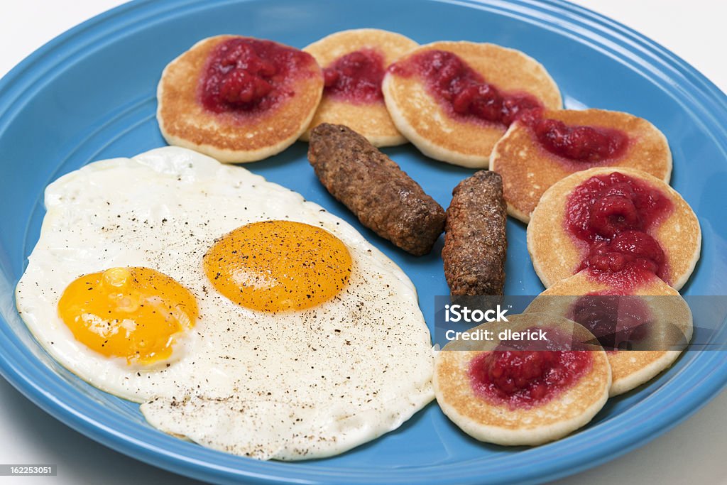 Desayuno de huevos, panqueques, salchichas y - Foto de stock de Amarillo - Color libre de derechos