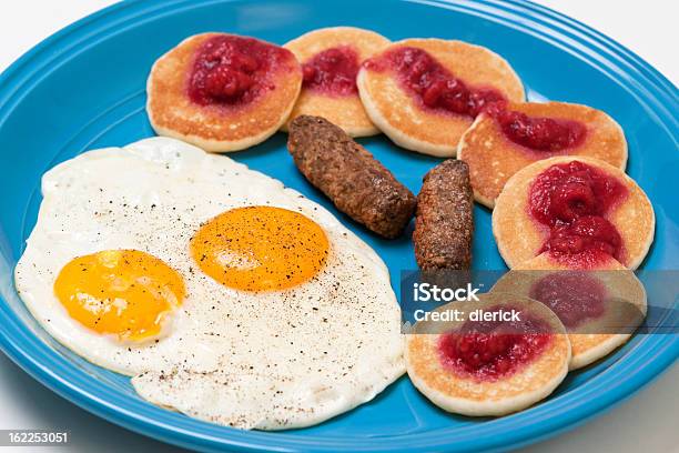 Desayuno De Huevos Panqueques Salchichas Y Foto de stock y más banco de imágenes de Amarillo - Color - Amarillo - Color, Azul, Blanco - Color