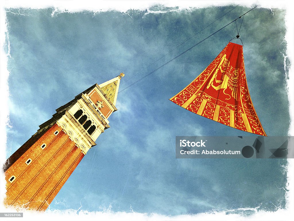 Venezianische Fahne und Kampanile Ende der Karneval in Venedig, Italien - Lizenzfrei Abenddämmerung Stock-Foto