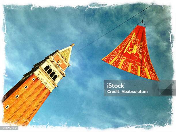 Venezianische Fahne Und Kampanile Ende Der Karneval In Venedig Italien Stockfoto und mehr Bilder von Abenddämmerung