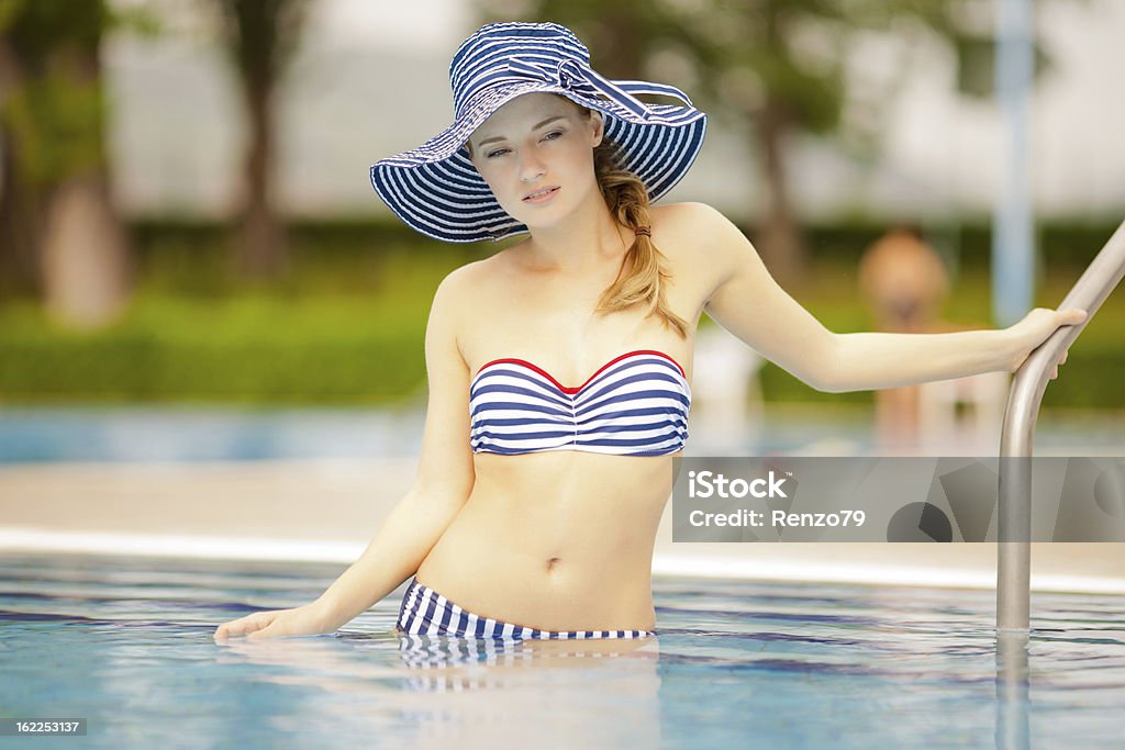 Posando en la piscina - Foto de stock de Accesorio de cabeza libre de derechos