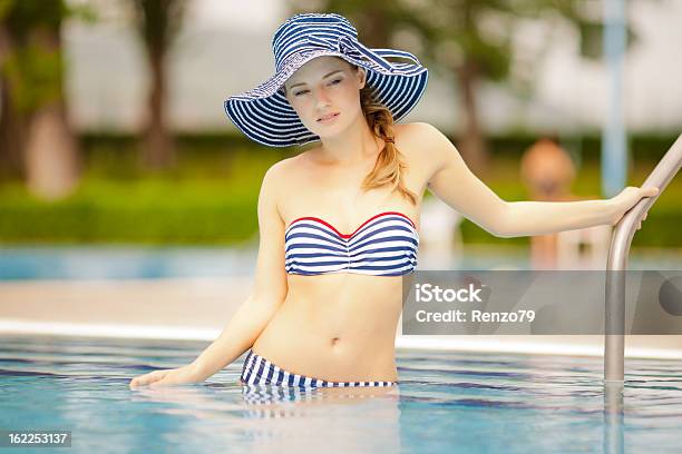 Posando En La Piscina Foto de stock y más banco de imágenes de Accesorio de cabeza - Accesorio de cabeza, Adulto, Adulto joven