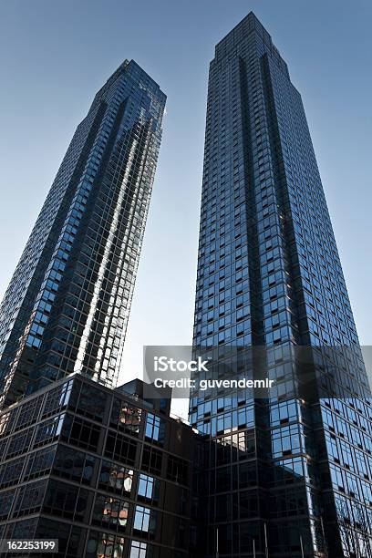 Twin Towers - Fotografias de stock e mais imagens de Alto - Descrição Física - Alto - Descrição Física, Ao Ar Livre, Arquitetura