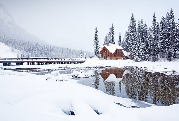 chalé de montanha de inverno - british columbia canada lake emerald lake imagens e fotografias de stock