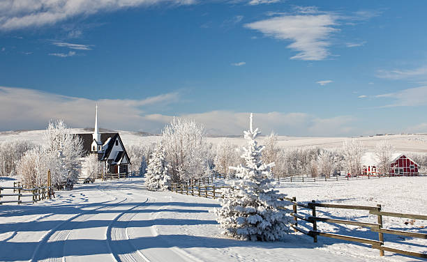 冬の国の教会 - prairie farm winter snow ストックフォトと画像