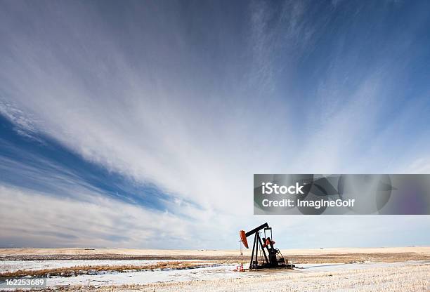 Pumpjack On The Prairie — стоковые фотографии и другие картинки Machinery - Machinery, Альберта, Без людей