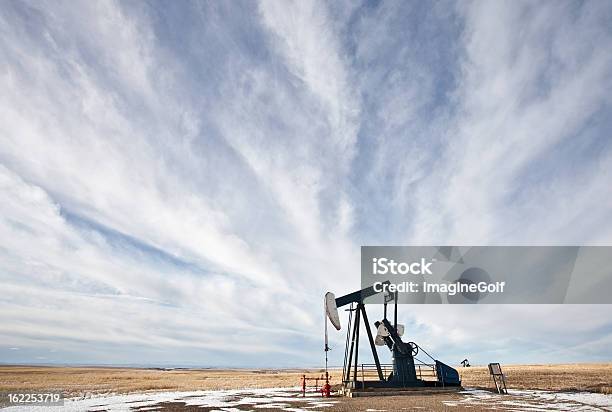 Pumpjack Auf Plains Stockfoto und mehr Bilder von Erdöl - Erdöl, Unvollständig, Erdgas