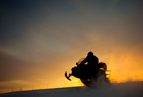 silhouette du saut de motoneige à la dérive sur la neige - snow jumping snowmobiling sled photos et images de collection