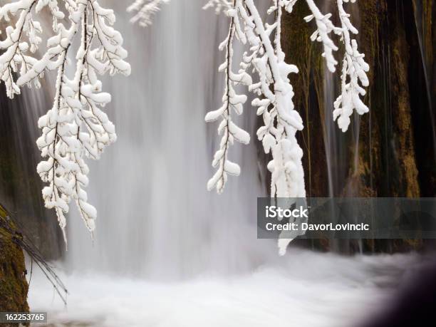 Detalhe De Plitvice - Fotografias de stock e mais imagens de Ao Ar Livre - Ao Ar Livre, Cascata, Congelado