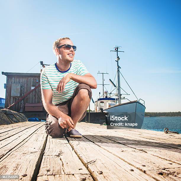 Hombre Por La Costa Del Océano Foto de stock y más banco de imágenes de 30-34 años - 30-34 años, 30-39 años, 35-39 años