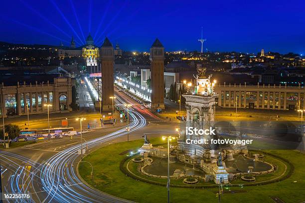 Photo libre de droit de Barcelone Plaça Despanya Mnac La Fontaine Magique Lumière Espagne banque d'images et plus d'images libres de droit de Barcelone - Espagne