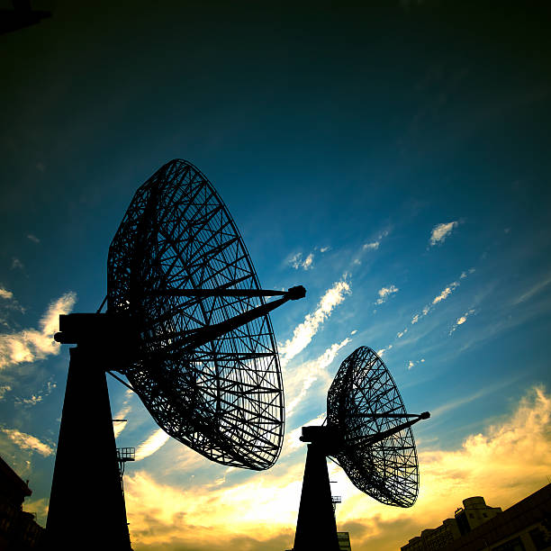 antena de televisión vía satélite - defense industry audio fotografías e imágenes de stock