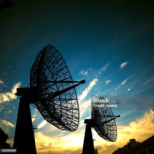 Antena Antena De Televisão - Fotografias de stock e mais imagens de Antena Parabólica - Antena Parabólica, Radiotelescópio, Torre de Comunicações