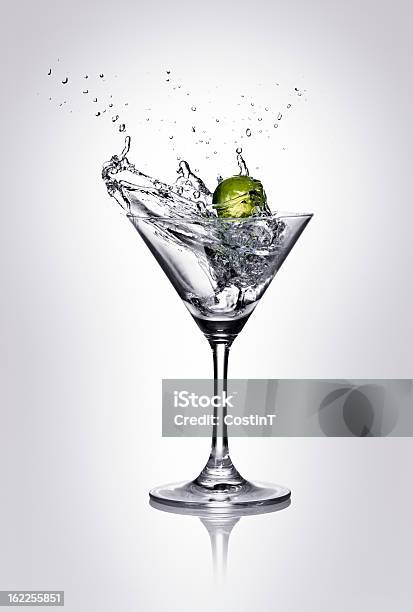 Photo libre de droit de Le Splash banque d'images et plus d'images libres de droit de Martini dry - Martini dry, Éclabousser, Gin