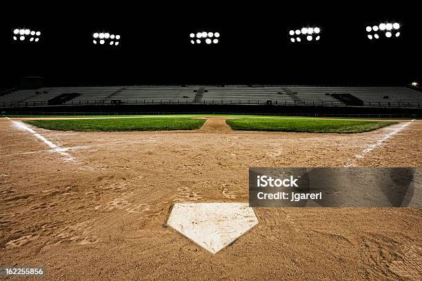 Foto de Campo De Beisebol Em Noite e mais fotos de stock de Home Base - Esporte - Home Base - Esporte, Campo de Basebol, Beisebol
