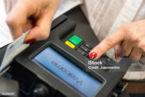 Photo libre de droit de Femme Main Swipes Carte De Crédit Jusquà C C Reader banque d'images et plus d'images libres de droit de Point de vente