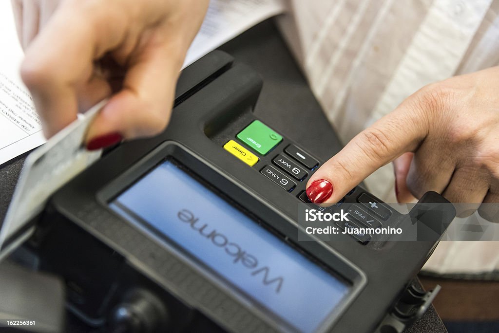 Donna di mano scorrere la carta di credito tramite c/c reader - Foto stock royalty-free di Punto vendita