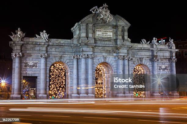 Porta De Alcalá Mardid Com Tráfego Blurr - Fotografias de stock e mais imagens de Arquitetura - Arquitetura, Capitais internacionais, Cidade