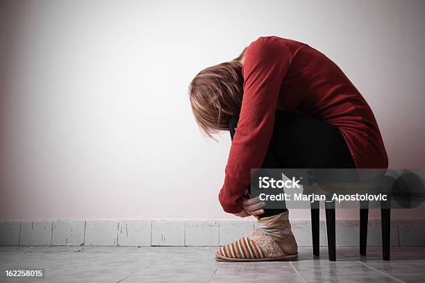 Foto de Sozinho e mais fotos de stock de Uso de Drogas - Uso de Drogas, Adolescente, Adolescência