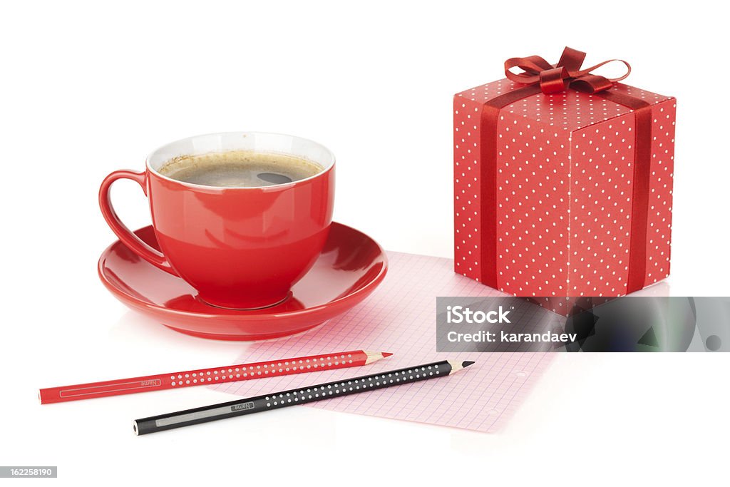 Filiżanka kawy czerwony prezent pudełko i materiały biurowe - Zbiór zdjęć royalty-free (Bez ludzi)