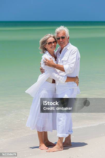 Photo libre de droit de Senior Couple Heureux Embrassant Sur La Plage Tropicale banque d'images et plus d'images libres de droit de Adulte