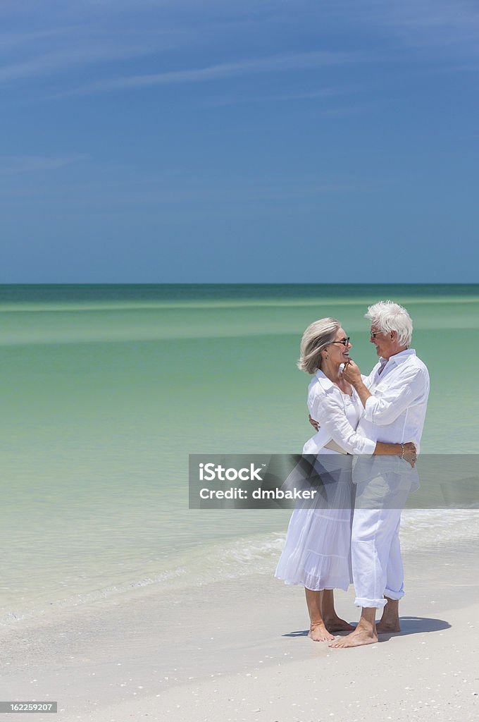 행복함 선임 커플입니다 안기 열대 해변 - 로열티 프리 건강한 생활방식 스톡 사진