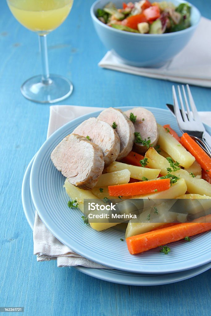 Fette di carne arrosto di maiale Filetto di manzo con patate e carote - Foto stock royalty-free di Arrosto - Cibo cotto