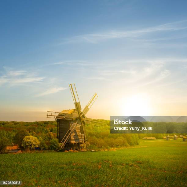 Moinho de vento medieval. foto de stock. Imagem de sunlight - 29414232