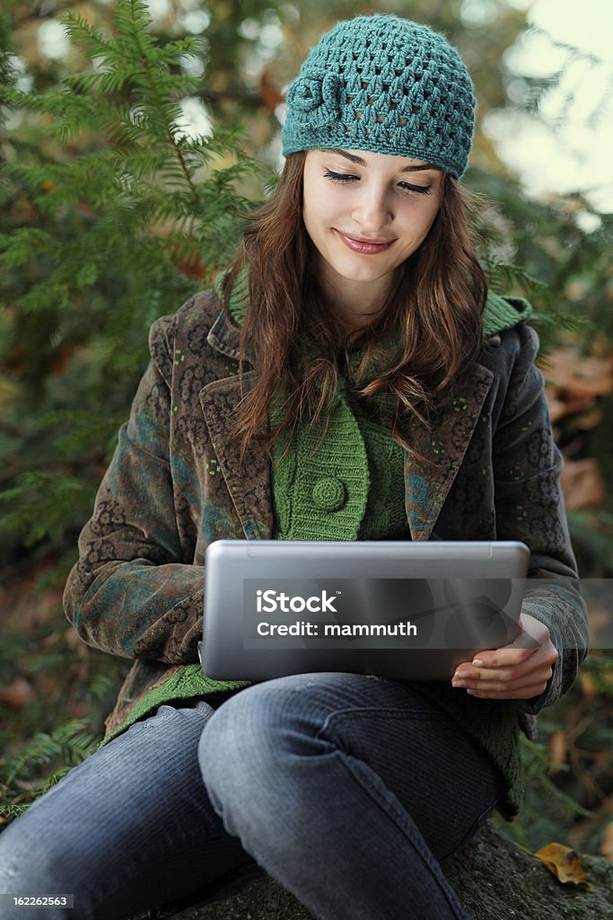 Девушка, с помощью ноутбука в природе - Стоковые фото Ноутбук роялти-фри