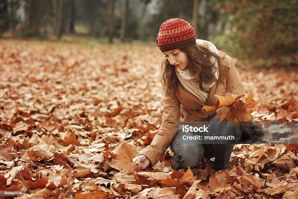 Menina na floresta de coleta de folhas secas de outono - Foto de stock de 20 Anos royalty-free