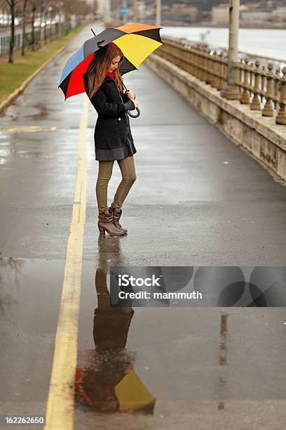 Chica Con Paraguas En Un Día De Lluvia Foto de stock y más banco de imágenes de 20 a 29 años - 20 a 29 años, 20-24 años, Adulto